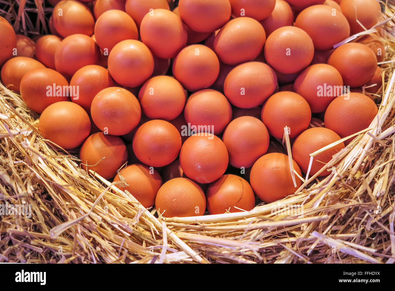 Mountain of brown eggs in straw Stock Photo - Alamy