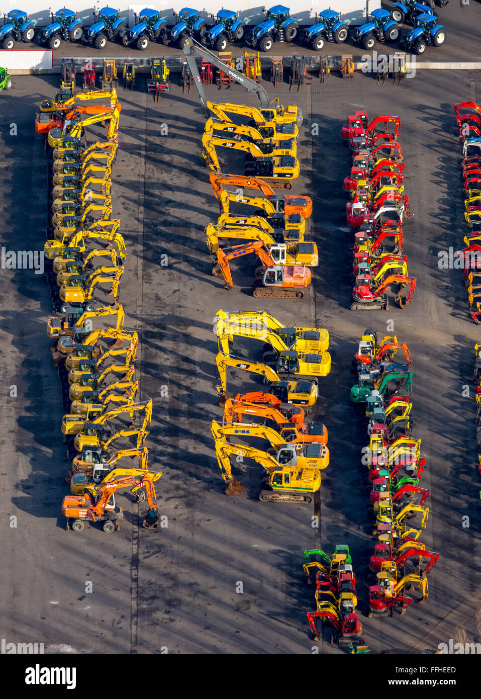 Yellow excavators hires stock photography and images Alamy
