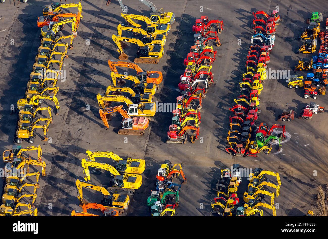 Yellow excavators hires stock photography and images Alamy