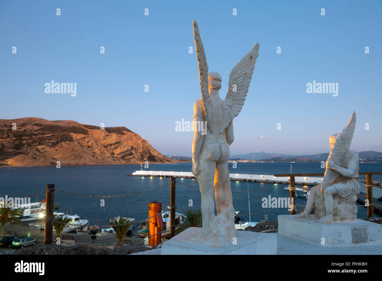 Griechenland, Kreta, Agia Galini am Golf von Messara, Denkmal Ikarus und Dädalus. Nach dem Mythos hat sich Dädalus vor König Min Stock Photo