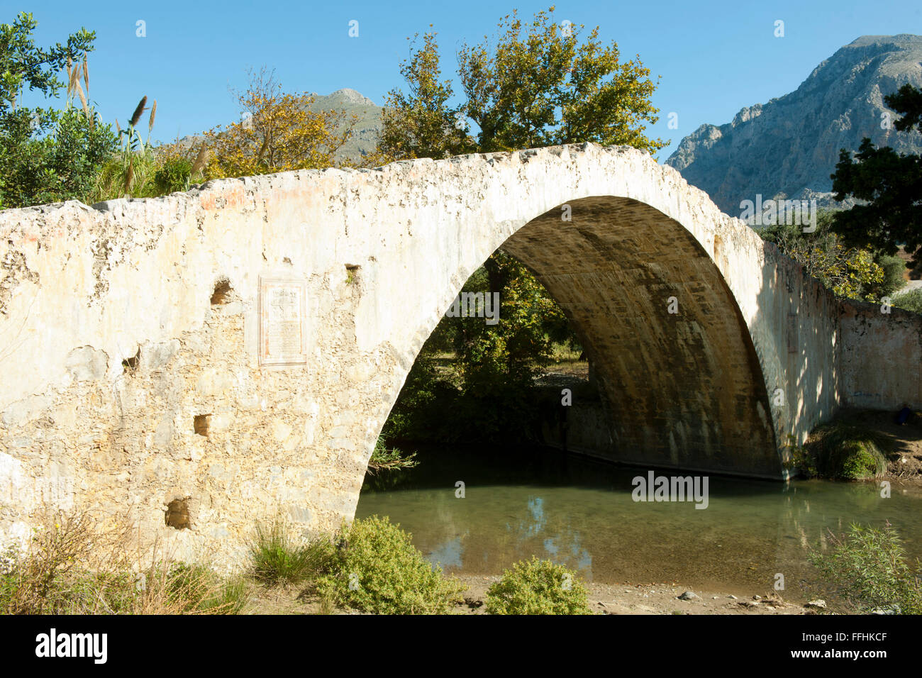 Griechenland, Kreta, Preveli, Bogenbrücke unterhalb des ehemaligen Klosters Moni Kato Preveli Stock Photo