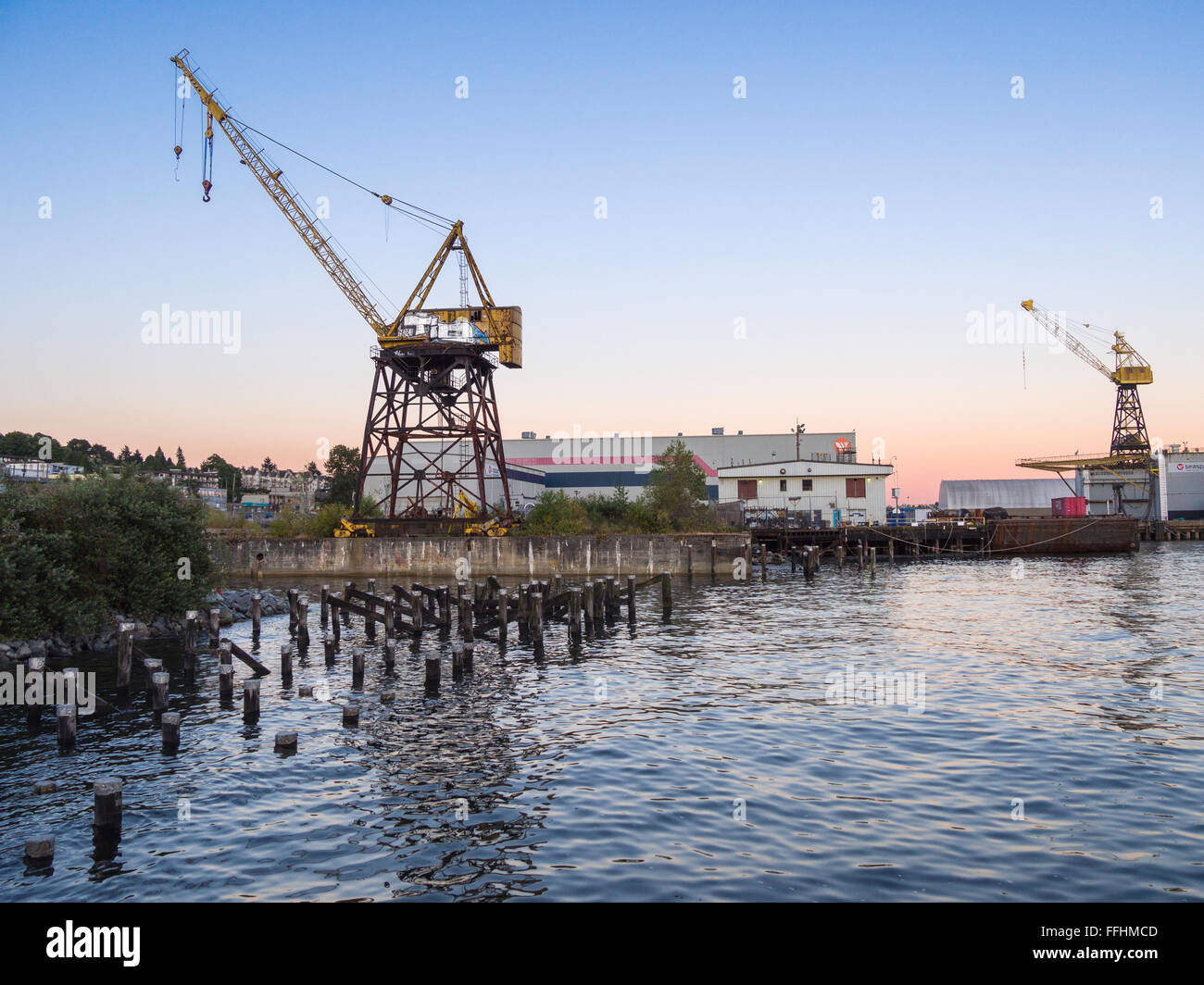 Derelict crane adjacent to Seaspan Vancouver Drydock, North Vancouver, BC, Canada Stock Photo