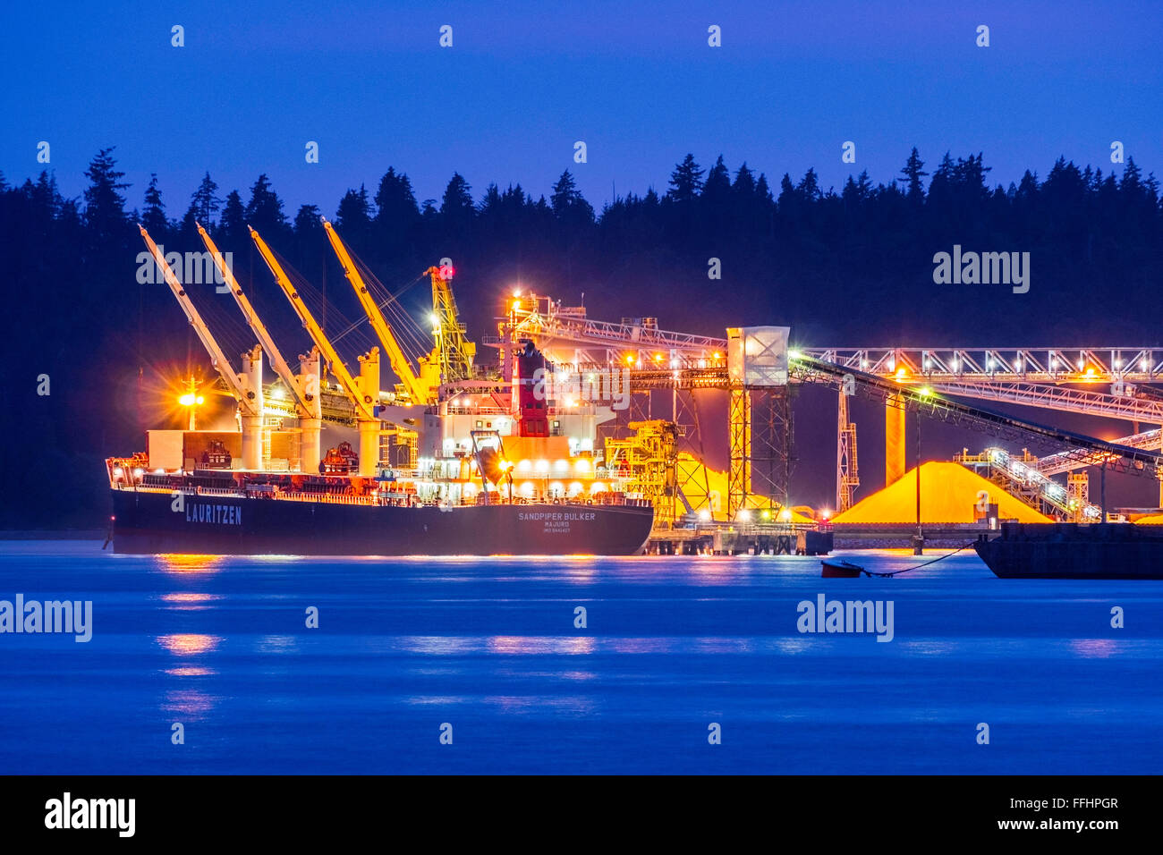 Night View of Vancouver sulphur terminal, handling dry bulk mineral concentrates, North Vancouver, BC, Canada Stock Photo