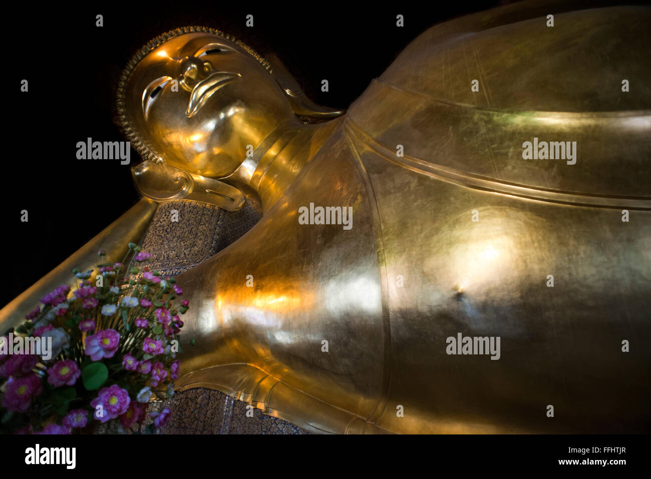 The Reclining Buddha, Wat Pho Temple, Rattanakosin Island, Bangkok, Thailand. Wat Pho (the Temple of the Reclining Buddha), or W Stock Photo