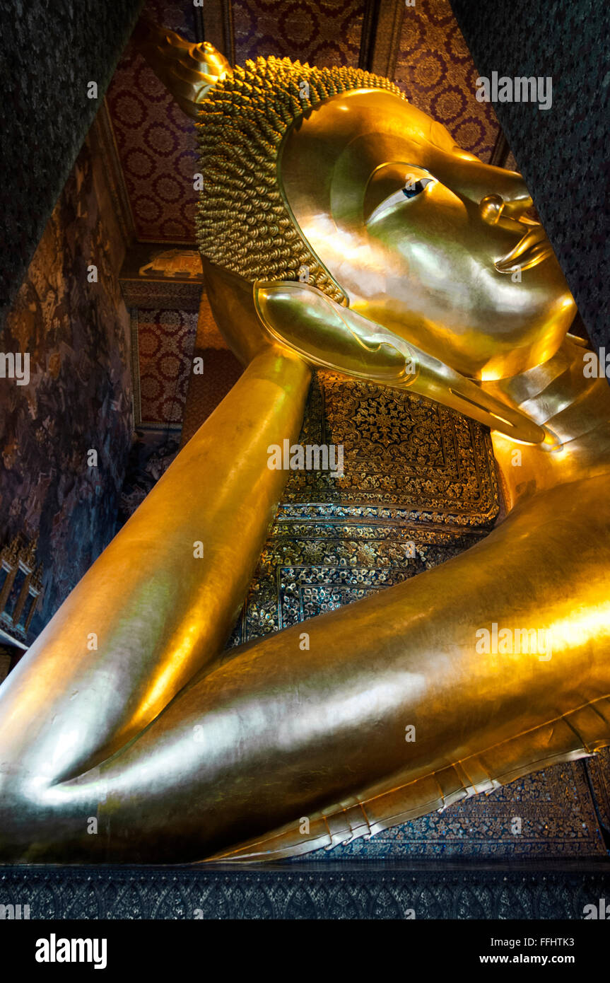 The Reclining Buddha, Wat Pho Temple, Rattanakosin Island, Bangkok, Thailand. Wat Pho (the Temple of the Reclining Buddha), or W Stock Photo