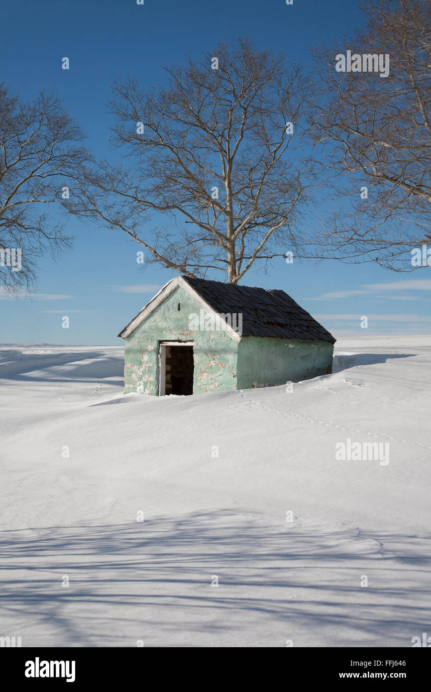 Vintage springhouse snow storm scene in rural Monmouth County in New Jersey, USA, North America, US, vertical farming, vintage snow scene snowy field Stock Photo