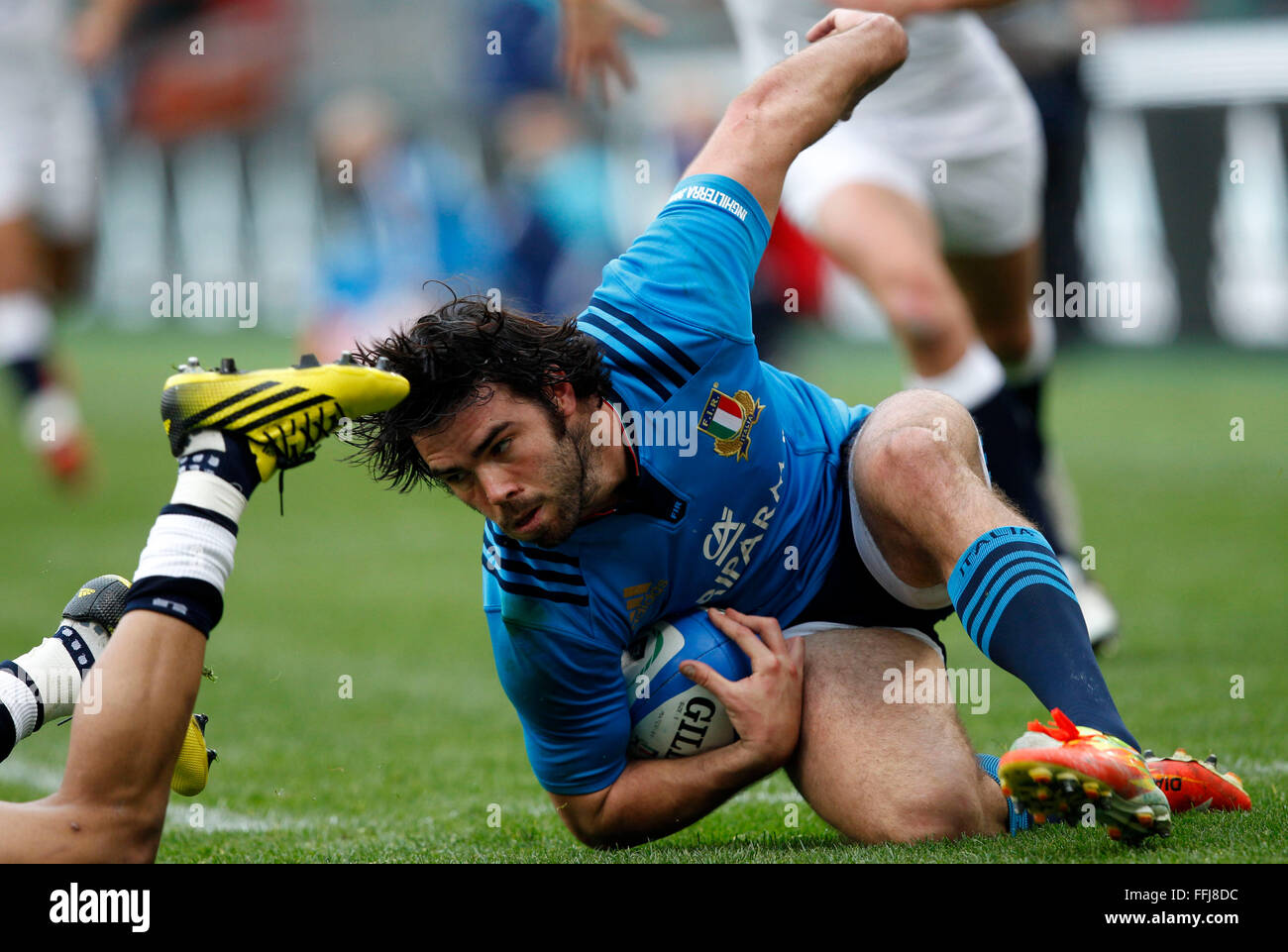 Italys Luke McLean in action during the Six Nations rugby union international match between Italy and England 
