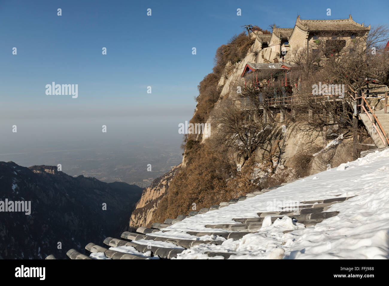 View of a temple on the North Peak of Mount Huashan, China Stock Photo