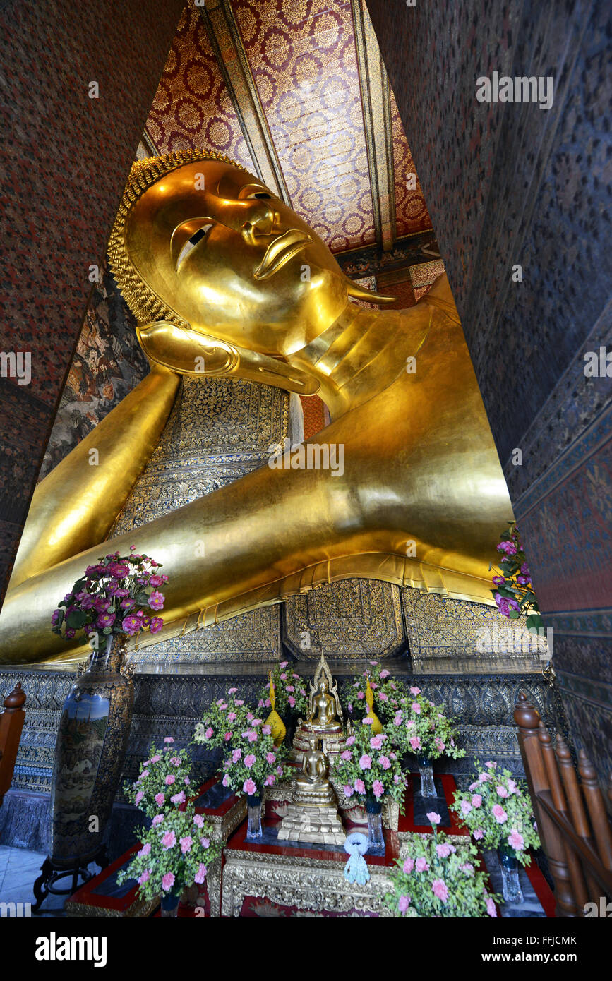 The giant reclining Buddha in Wat Po, Bangkok. Stock Photo