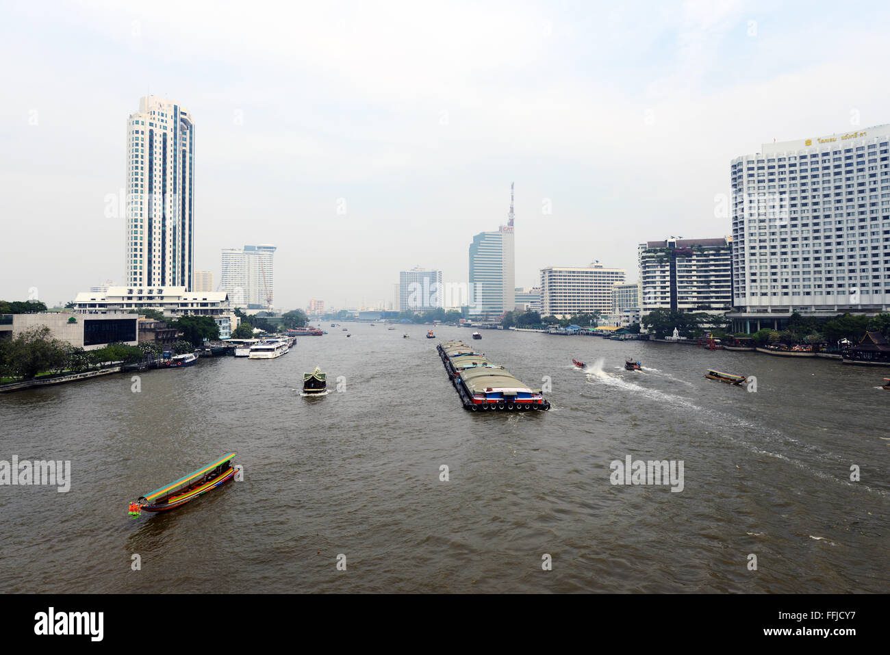 Barges and boats on the Chao Phraya river in Bangkok Stock Photo - Alamy