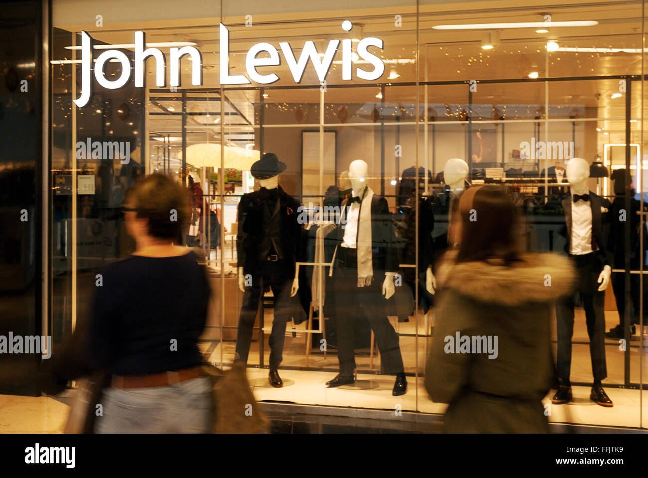 Store exterior hires stock photography and images Alamy