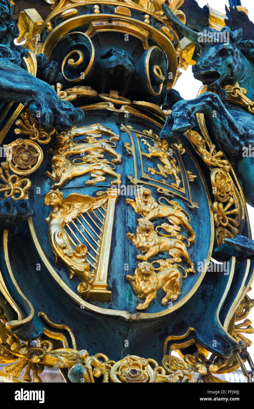 Buckingham Palace main metal gate with golden gilded ornaments, London, United Kingdom. Stock Photo