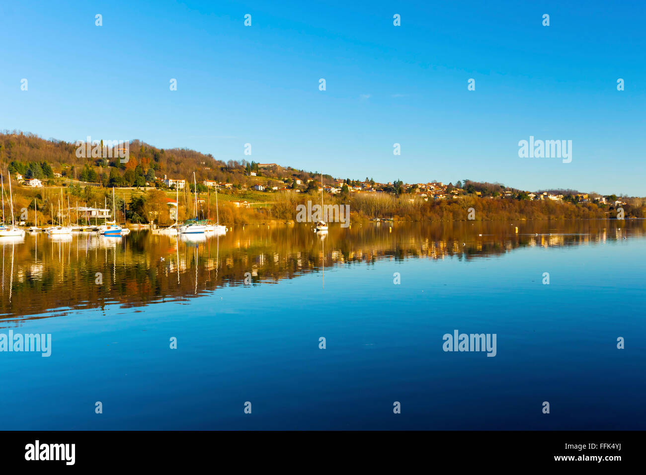 Clear lake reflections hi-res stock photography and images - Alamy