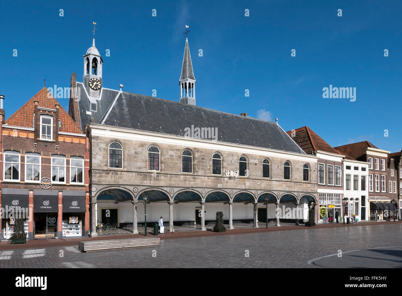 Gasthuiskerk am Havenplein, Zierikzee, Provinz Seeland, Niederlande | Gasthuiskerk on Havenplein, Zierikzee, Zeeland, Netherland Stock Photo