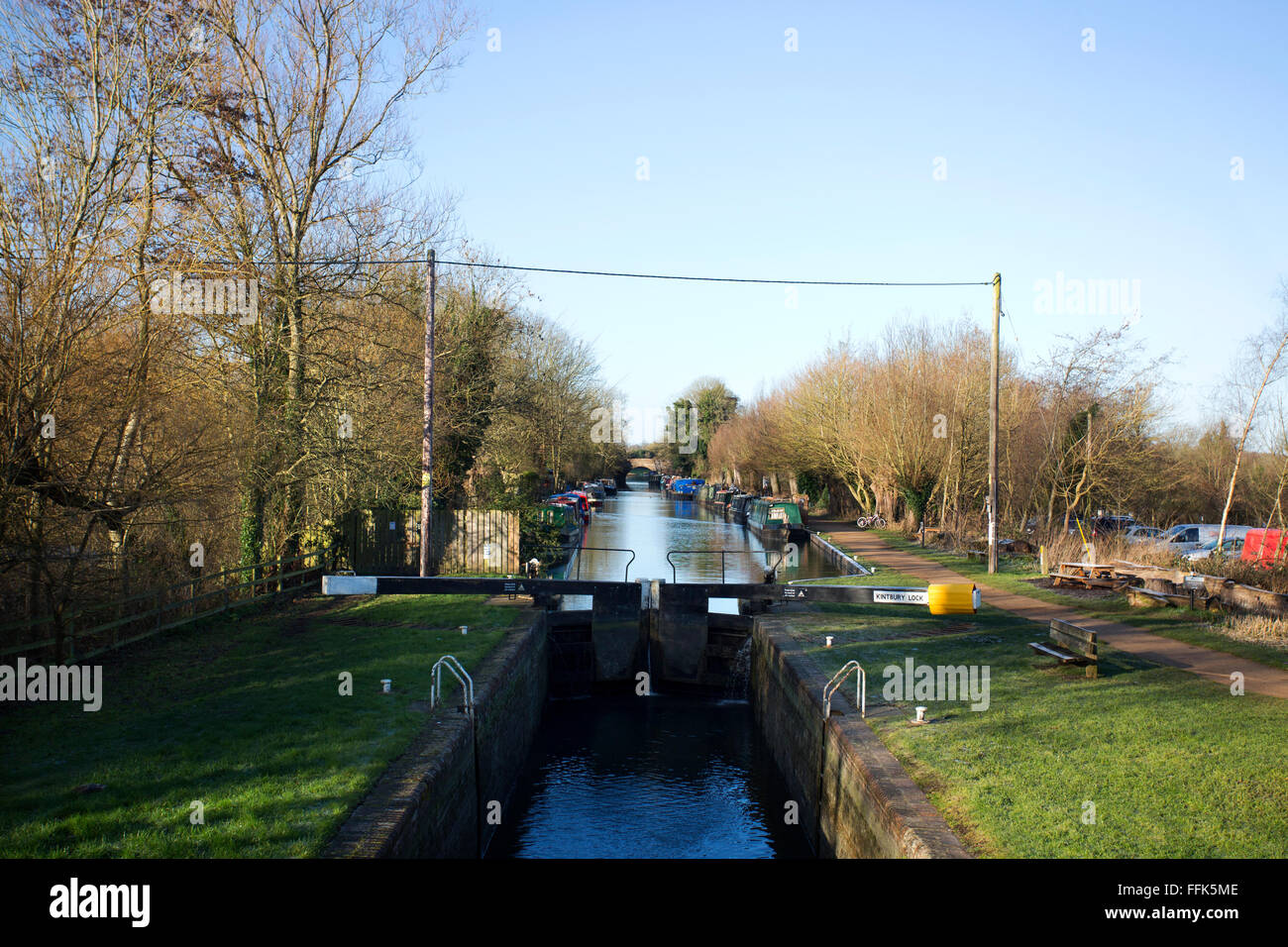 Kintbury Lock canal lock in the English countryside with trees and blue sky in Hungerford, Berkshire, UK. Stock Photo