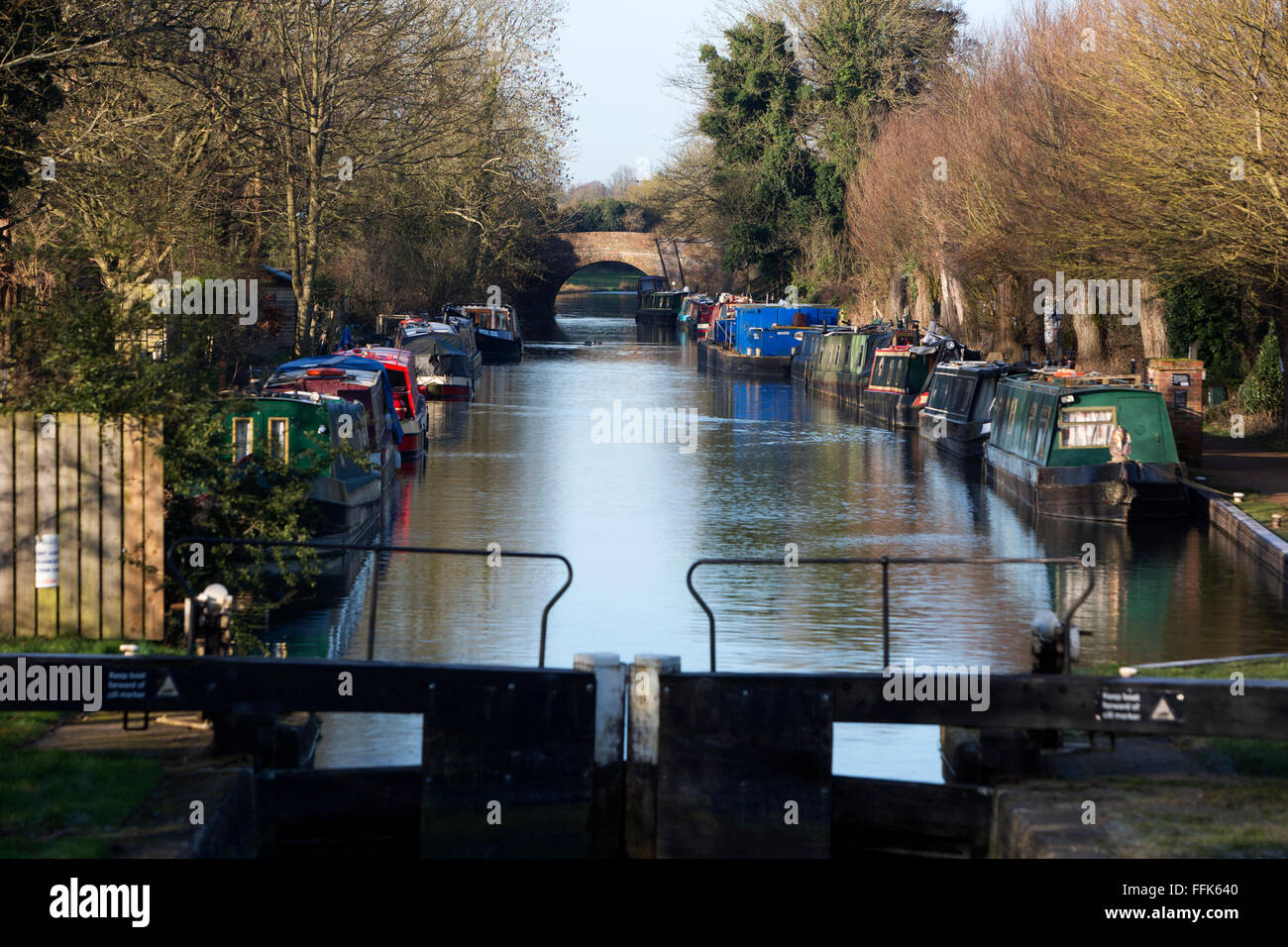 Kintbury Lock canal lock in the English countryside with trees and blue sky in Hungerford, Berkshire, UK. Stock Photo