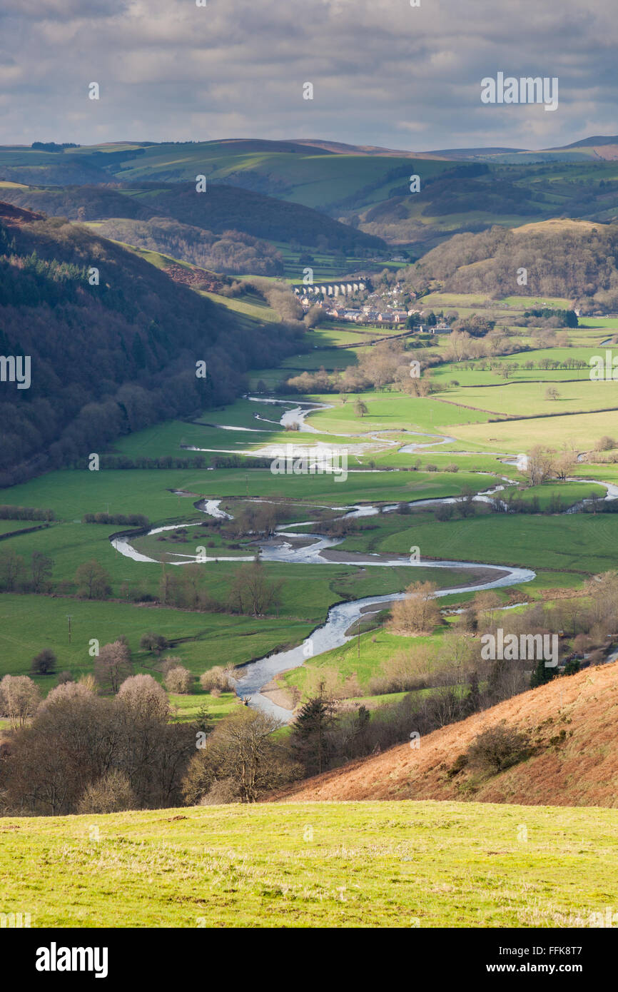 The River Teme meanders through the Teme Valley from Knucklas toward Knighton along the English Welsh border, Shropshire, UK Stock Photo