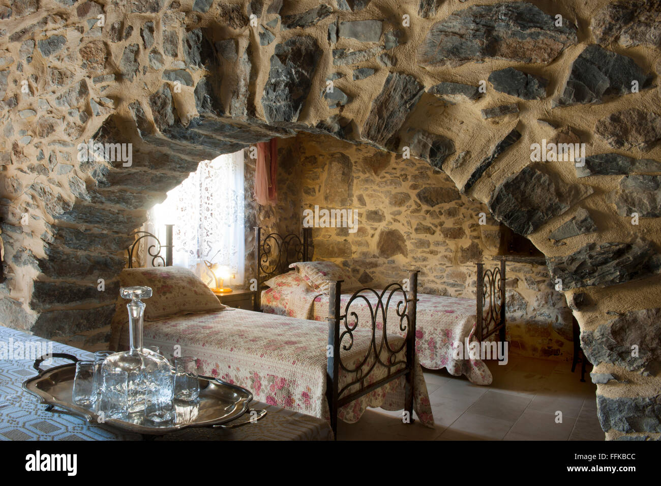 Griechenland, Kreta, Kato Kapetaniana, Zimmer in einem restaurierten Steinhaus vermietet Thalori Traditional Resort-Kapetaniana. Stock Photo