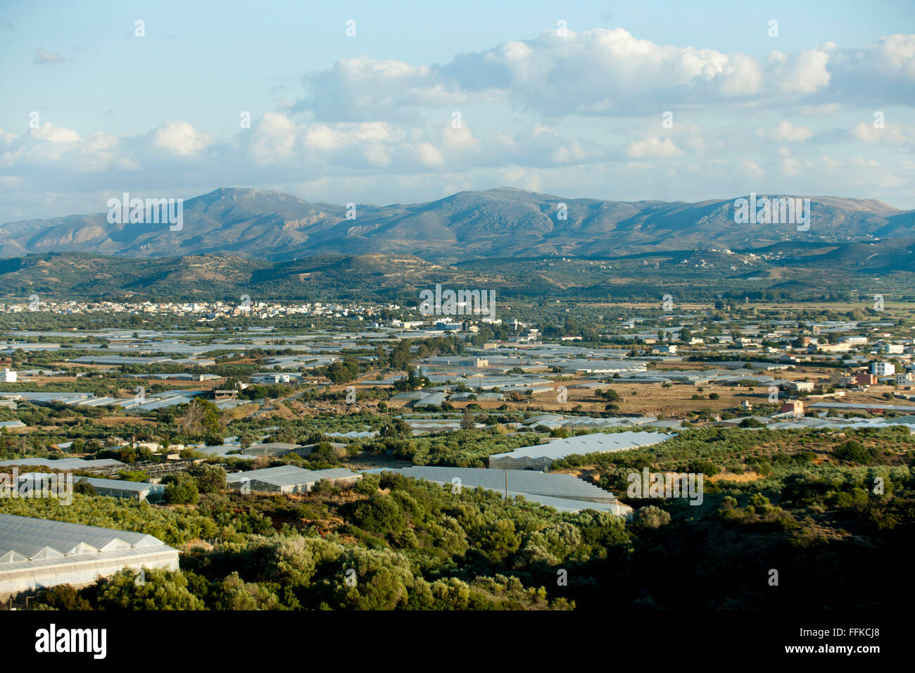 Griechenland, Kreta, Gewächshäuser in der Massara-Ebene bei Tymbaki. Die fruchtbare Tiefebene ist mit 40 km Länge und 20 Km Brei Stock Photo