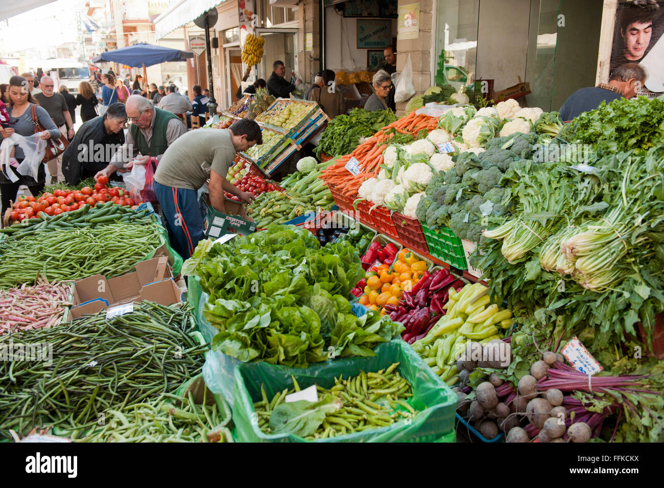 Griechenland, Kreta, Messara-Ebene, Samstagsmarkt in Mires, hier trifft man sich zwischen Obst und Gemüse, Fisch, Käse, Haushalt Stock Photo