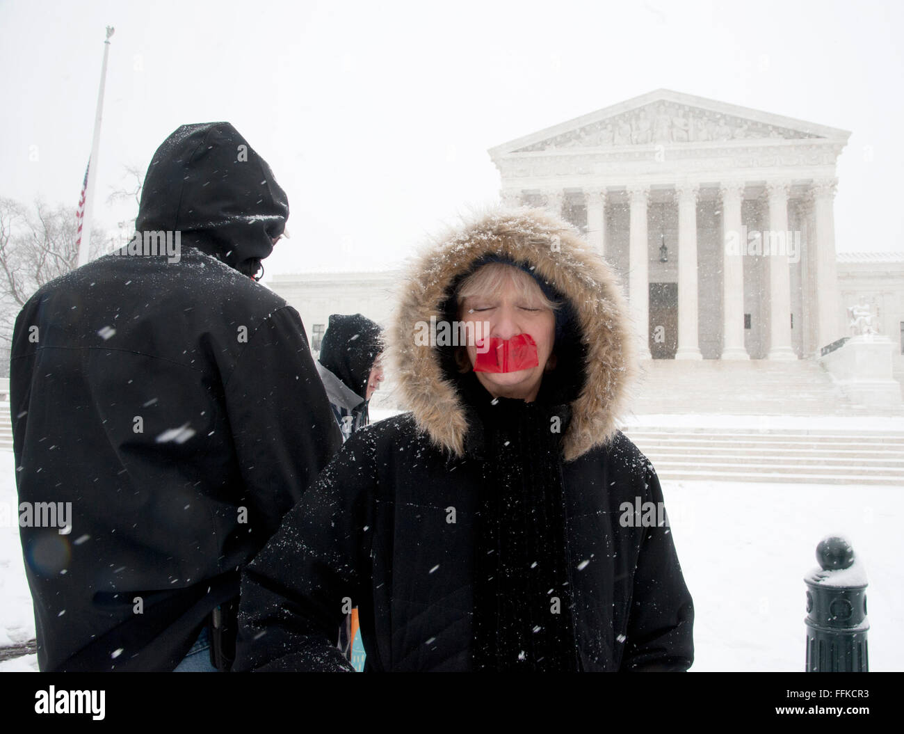 Washington, DC, USA. 15th February, 2016. An unidentified member of an anti-abortion coalition hold a silent vigil in the snow at the US Supreme Court. Credit:  Patsy Lynch/Alamy Live News Stock Photo