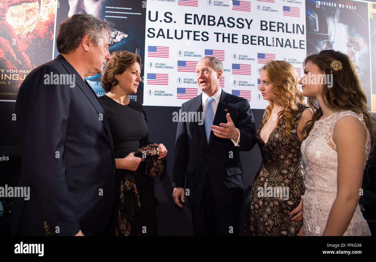 66th International Film Festival in Berlin, Germany, 15 February 2016. Berlinale reception at the embassy of the United States of America (USA) in Berlin: US ambassador John B. Emerson (c) and his daughters Hayley (r) and Jackie Emerson (2nd r), with actress Martina Gedeck (2nd l) and her husband, Swiss director Markus Imboden (l). The Berlinale runs from 11 to 21 February. PHOTO: BERND VON JUTRCZENKA/dpa Stock Photo