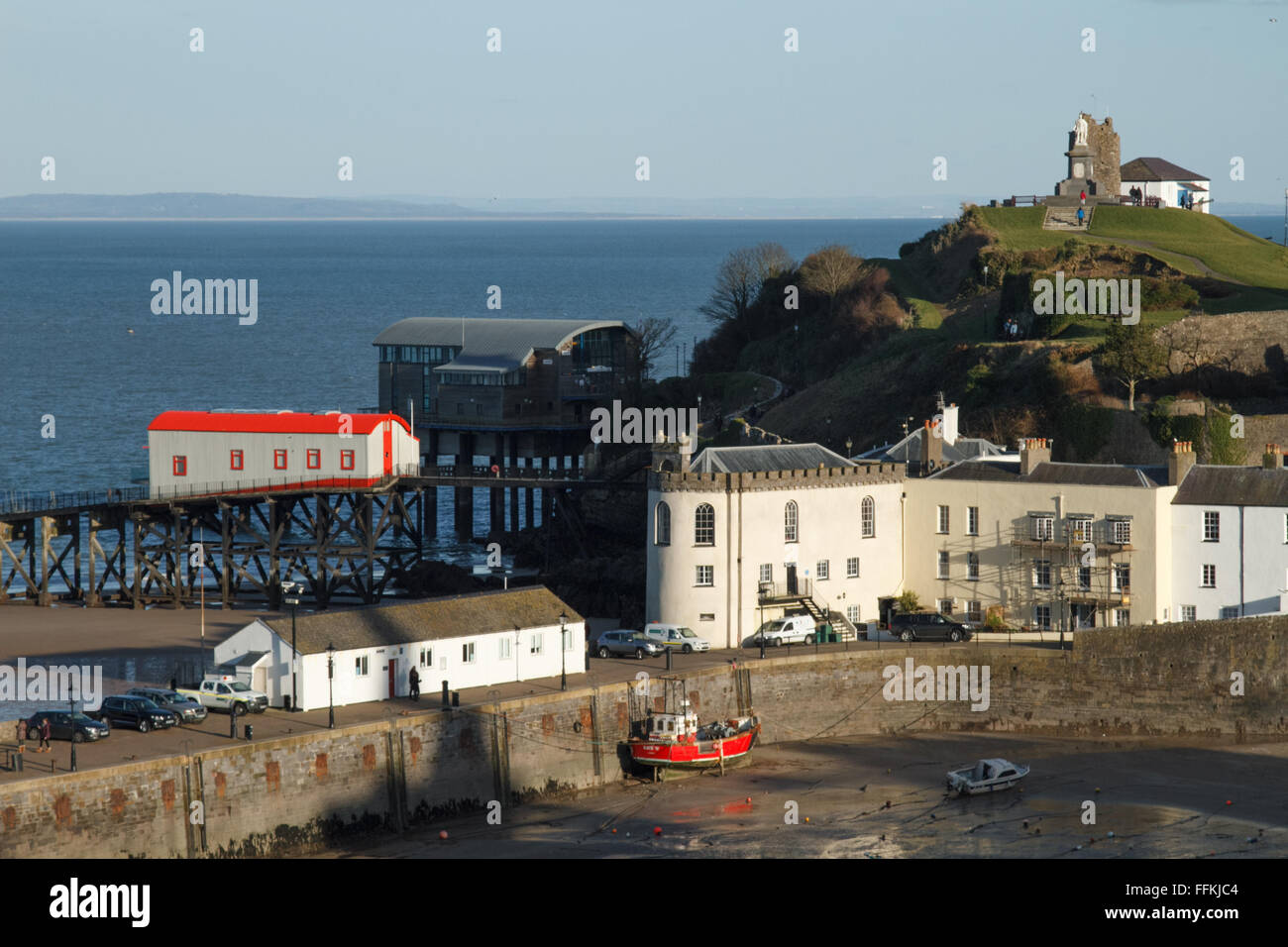 Tenby, West Wales, Pembrokeshire, UK. 15th February, 2016. Tenby bathed in sunshine this afternoon, as parts of the UK experience heavy snow.  Credit: Andrew Bartlett/Alamy Live News Stock Photo