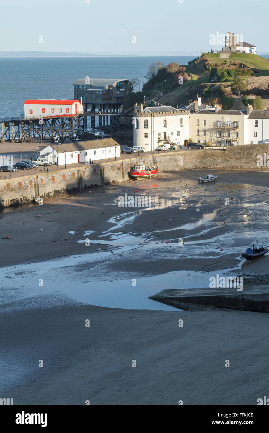 Tenby, West Wales, Pembrokeshire, UK. 15th February, 2016. Tenby bathed in sunshine this afternoon, as parts of the UK experience heavy snow.  Credit: Andrew Bartlett/Alamy Live News Stock Photo