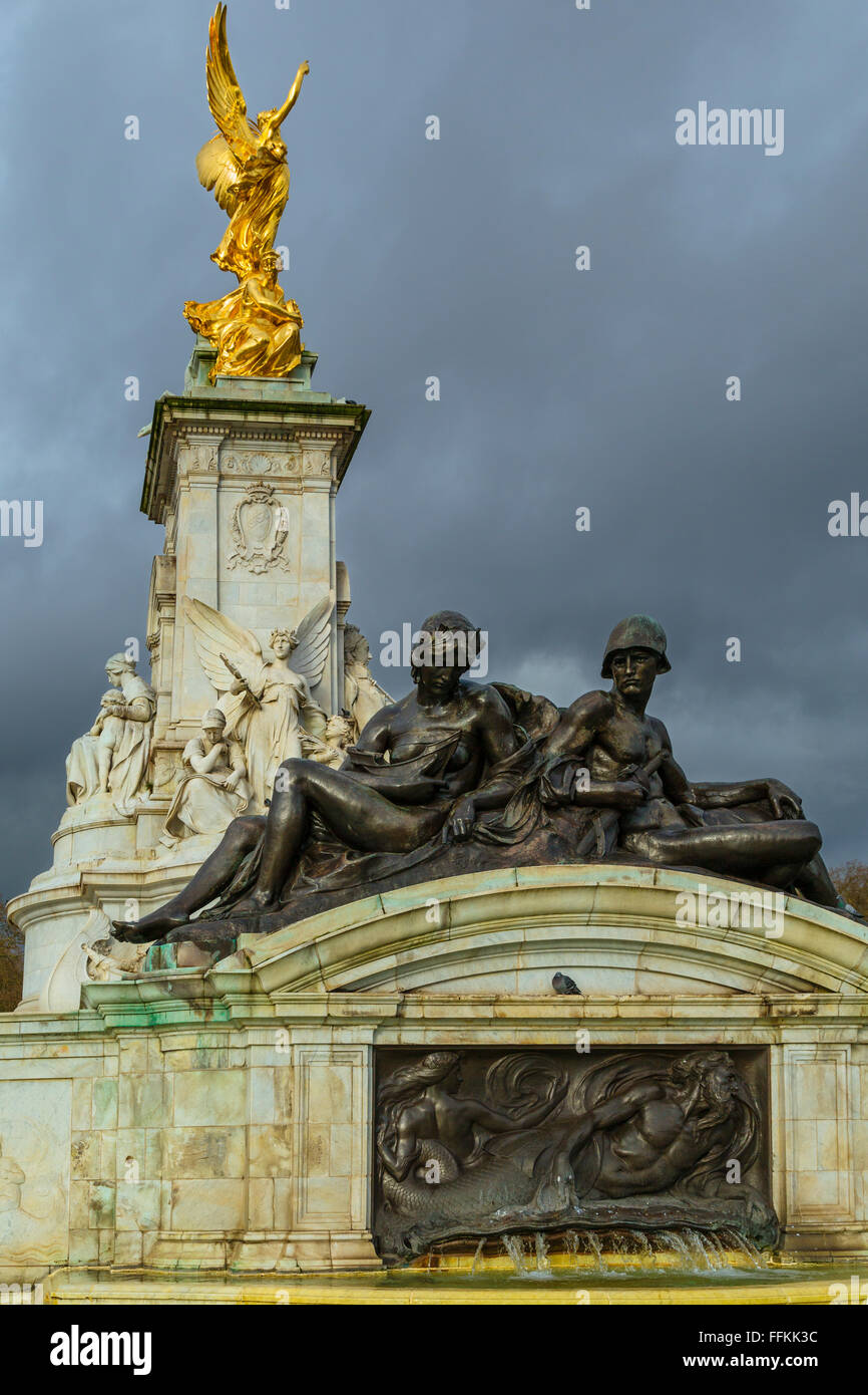 The Victoria Queen monument in front of Buckingham palace, London, England Stock Photo