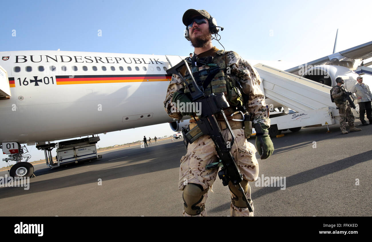 A German special forces soldier guards the German goovernment plane Konrad Adenauer at the airport in Mali, 12 February 2016. The German President is in Mali on a 1-day visit and is finding out about the German military's training mission. PHOTO: WOLFGANG KUMM/DPA Stock Photo
