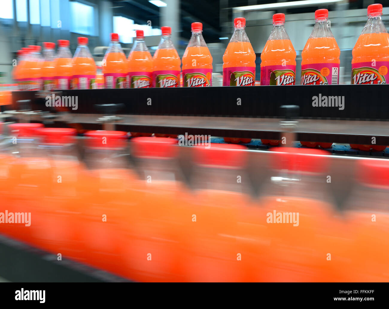 Schalkalden, Germandy. 29th Apr, 2015. Lemonade of the brand 'Vita Caribic' being filled at the Thueringer Waldquell Mineralbrunnen GmbH factory in Schalkalden, Germandy, 29 April 2015. The company is known for brands such as Thueringer Waldquell, Rennsteig and Vita Cola. Since 2005, the company is part of the Hassia group. Photo: Martin Schutt/dpa/Alamy Live News Stock Photo