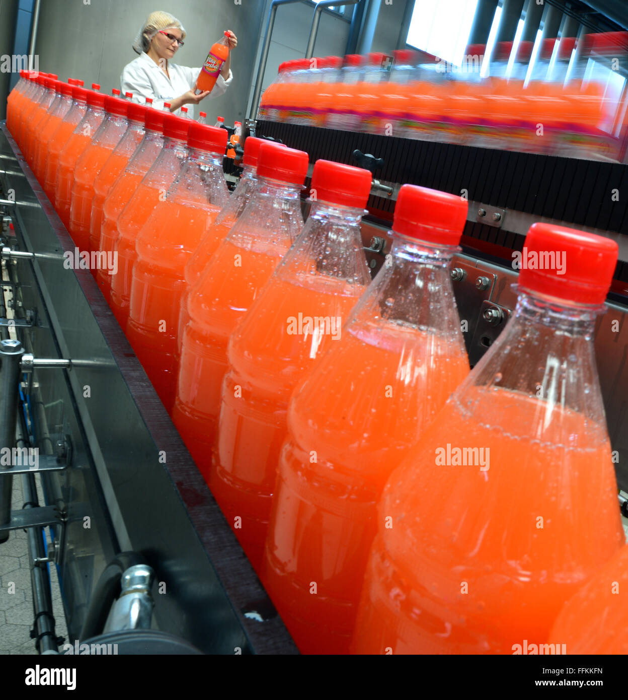 Schalkalden, Germandy. 29th Apr, 2015. Lemonade of the brand 'Vita Caribic' being filled at the Thueringer Waldquell Mineralbrunnen GmbH factory in Schalkalden, Germandy, 29 April 2015. The company is known for brands such as Thueringer Waldquell, Rennsteig and Vita Cola. Since 2005, the company is part of the Hassia group. Photo: Martin Schutt/dpa/Alamy Live News Stock Photo