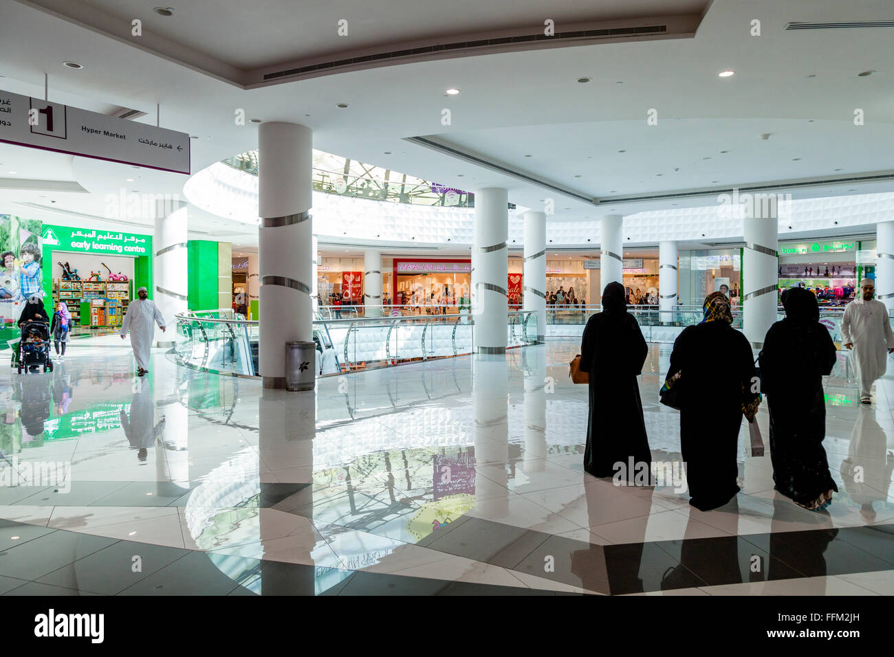Omani People Shopping In The Oman Avenues Shopping Mall, Muscat, Sultanate Of Oman Stock Photo
