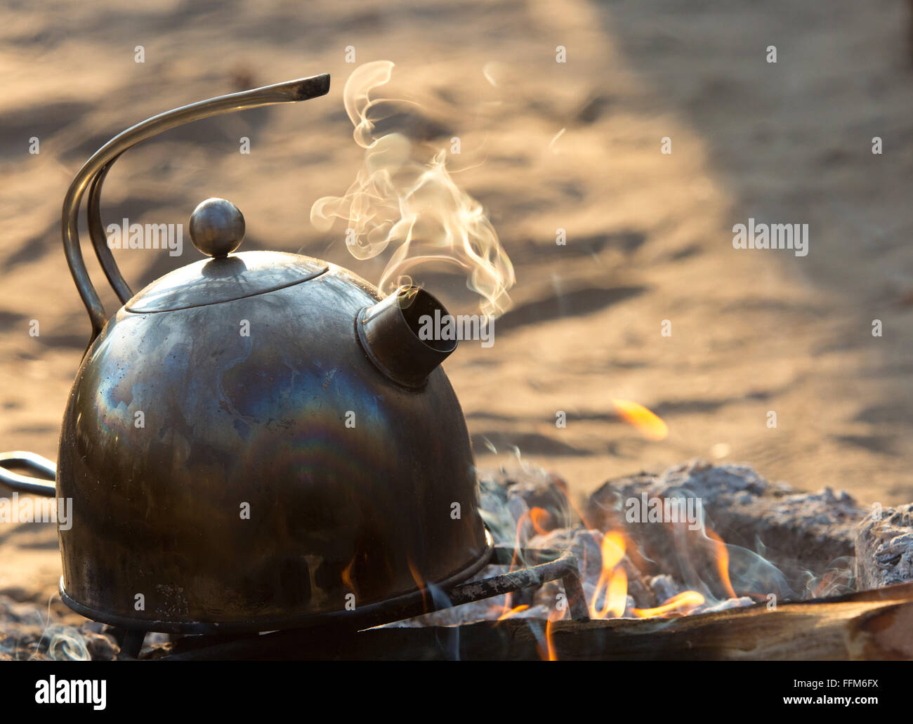https://c8.alamy.com/comp/FFM6FX/kettle-boiling-on-a-campfire-FFM6FX.jpg