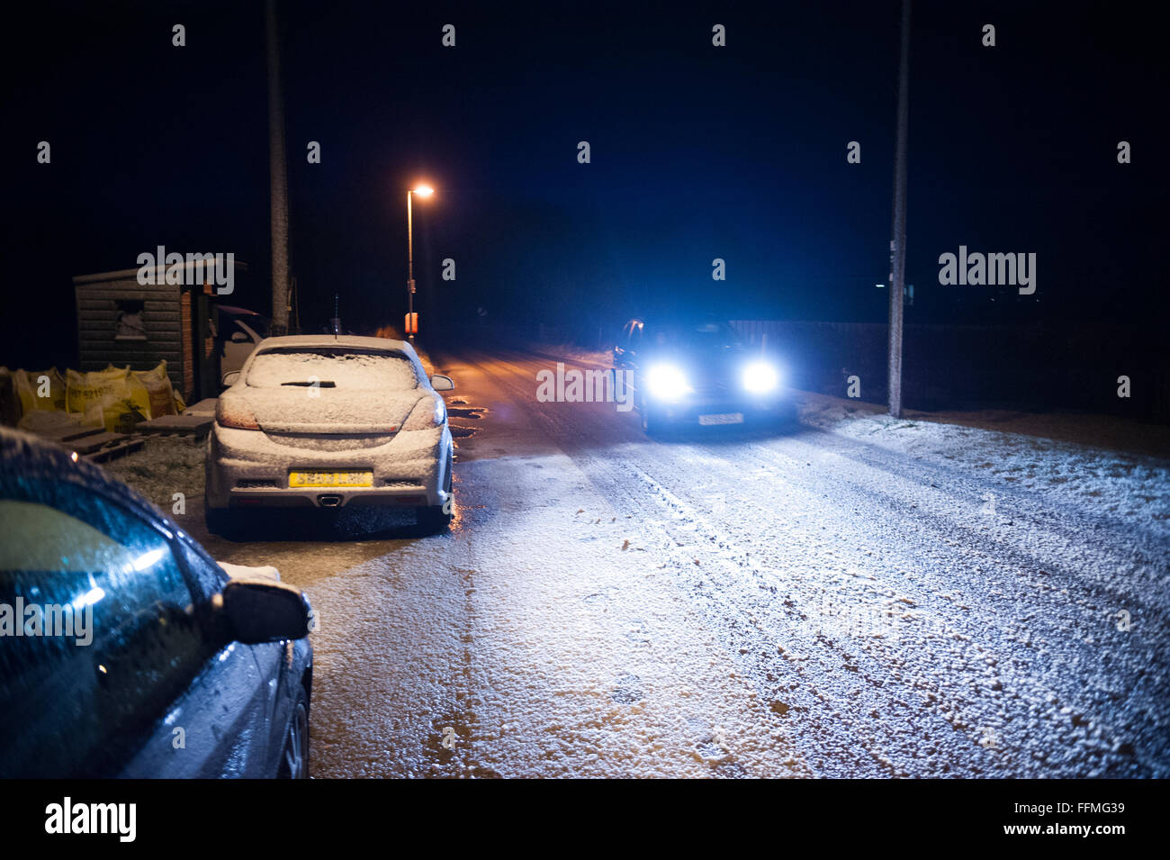 Cars on a road at night hi-res stock photography and images - Alamy