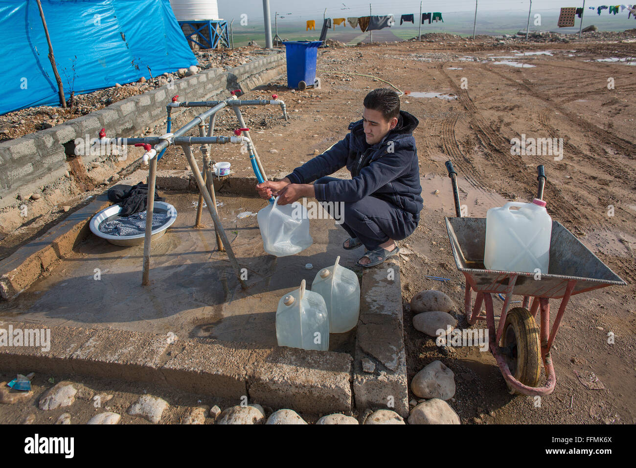 Refugees fetching water in a refugee camp in Northern Iraq Stock Photo