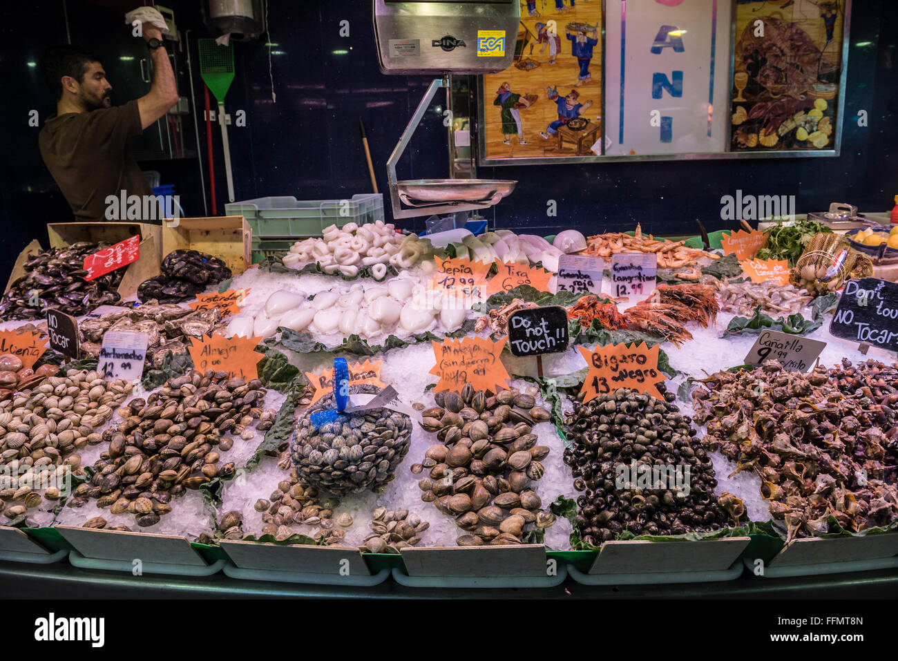 Clams and snails for sale at Mercat de Sant Josep de la Boqueria