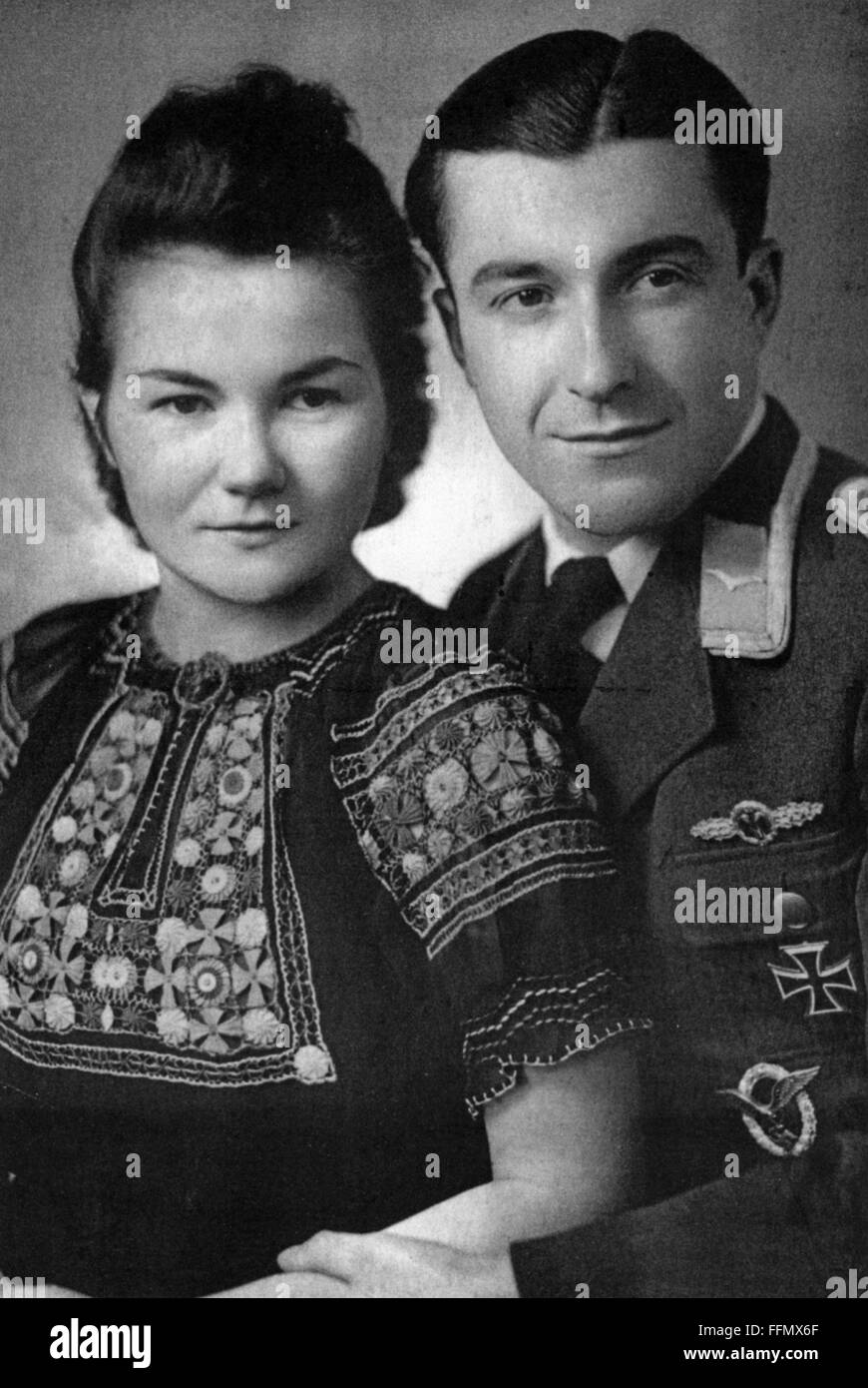 Kittel, Otto 'Bruno', 21.2.1917 - 16.2.1945, German fighter pilot, half length, as corporal in the Fighter Wing 54, with wife Edith, Germany, 1942, Stock Photo