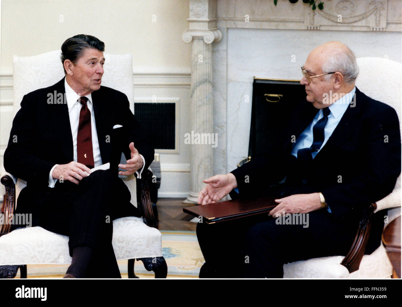 Washington, District of Columbia, USA. 11th Jan, 2010. United States President Ronald Reagan meets Ambassador Anatoly Fyodorovich Dobrynin of the Soviet Union in the Oval Office of the White House in Washington, DC on Tuesday, April 8, 1986. Mandatory Credit: Bill Fitz-Patrick - White House via CNP © Bill Fitz-Patrick/CNP/ZUMA Wire/Alamy Live News Stock Photo
