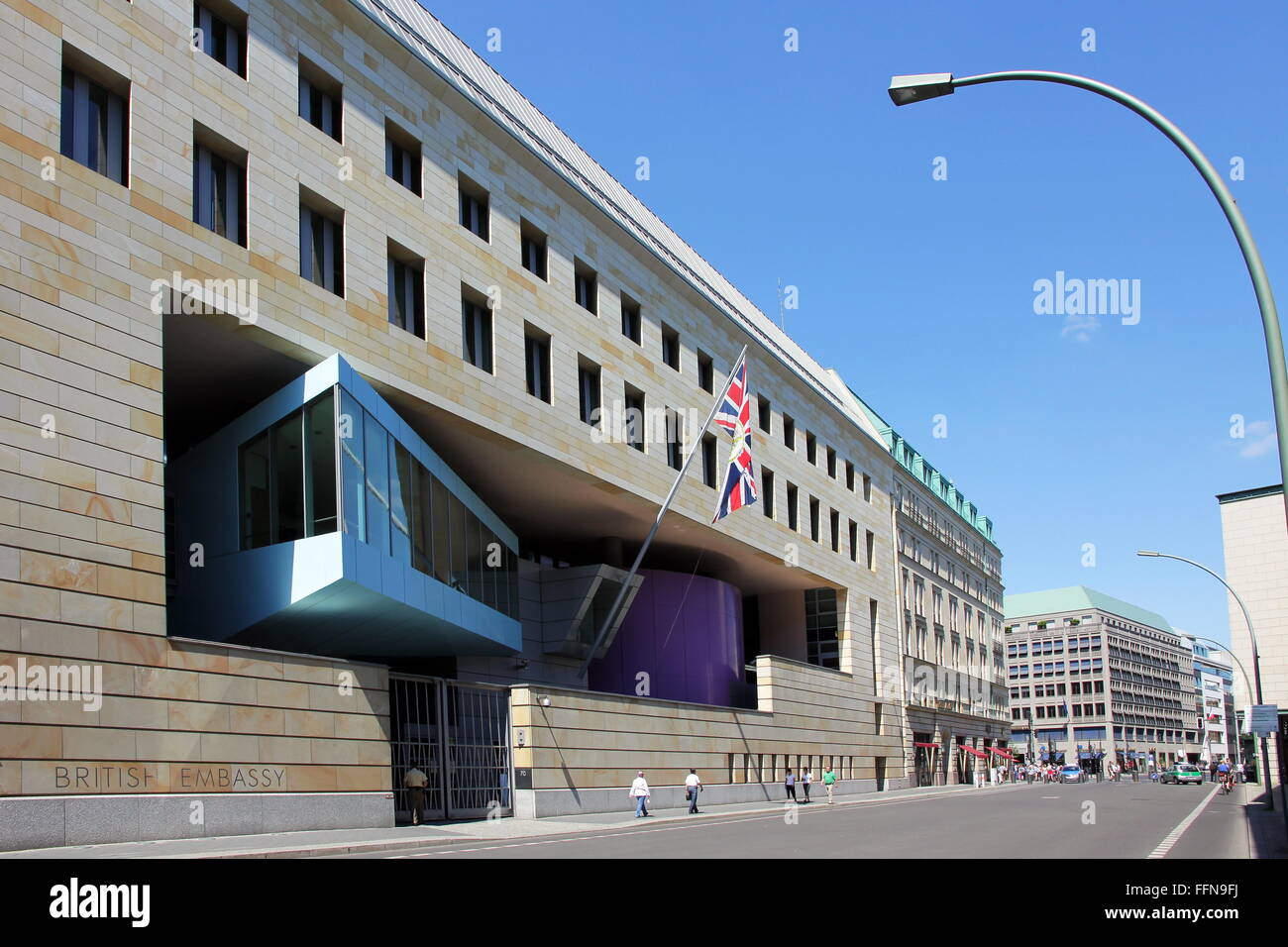 geography / travel, Germany, Berlin, buildings, British Embassy, built: 1998 - 2000 by Michael Wilford & Partners, Wilhelmstrasse 70-71, exterior view, Additional-Rights-Clearance-Info-Not-Available Stock Photo