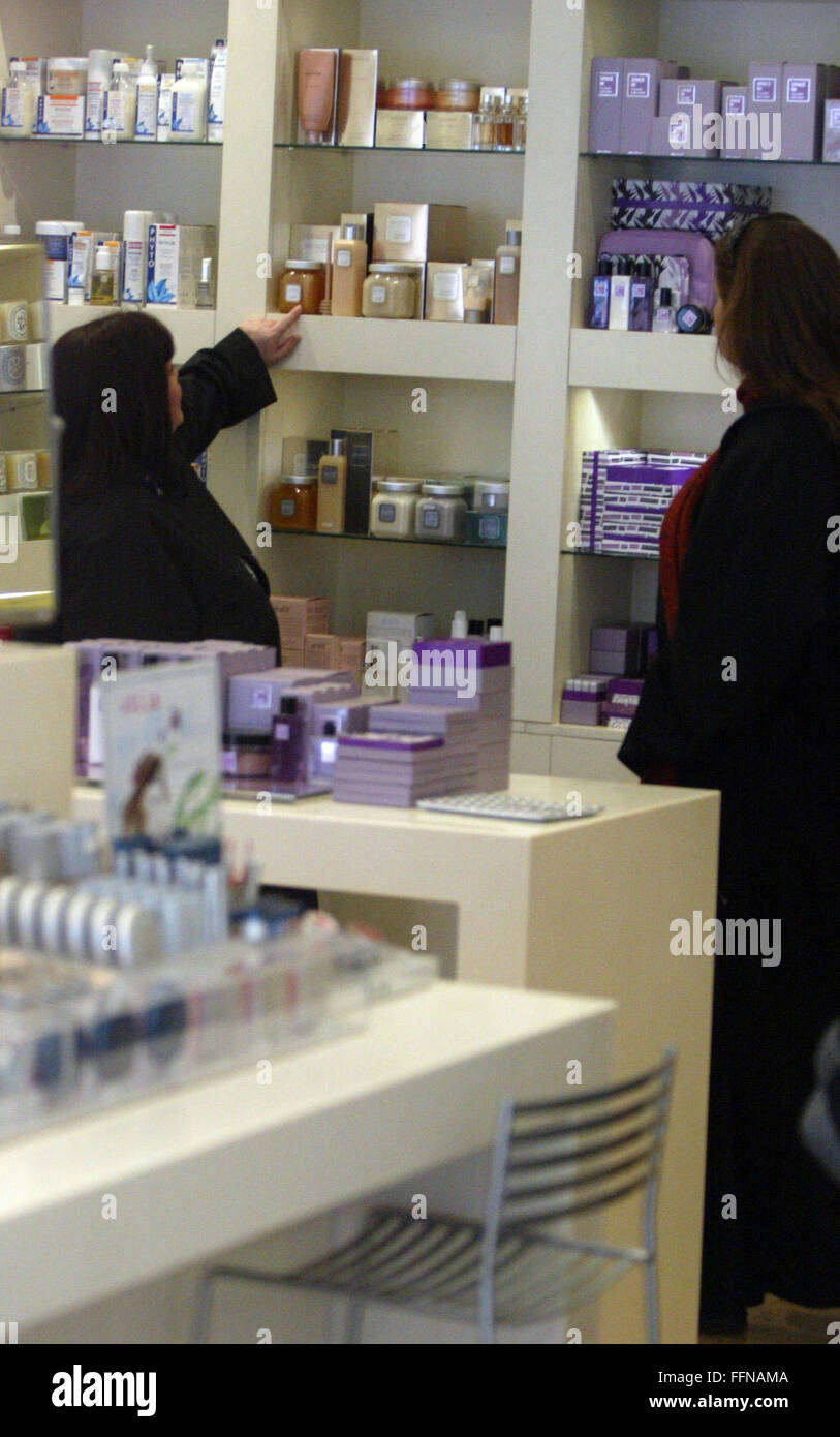 Dawn French Shopping in Mayfair for Cosmetics (credit image©Jack Ludlam  Stock Photo - Alamy