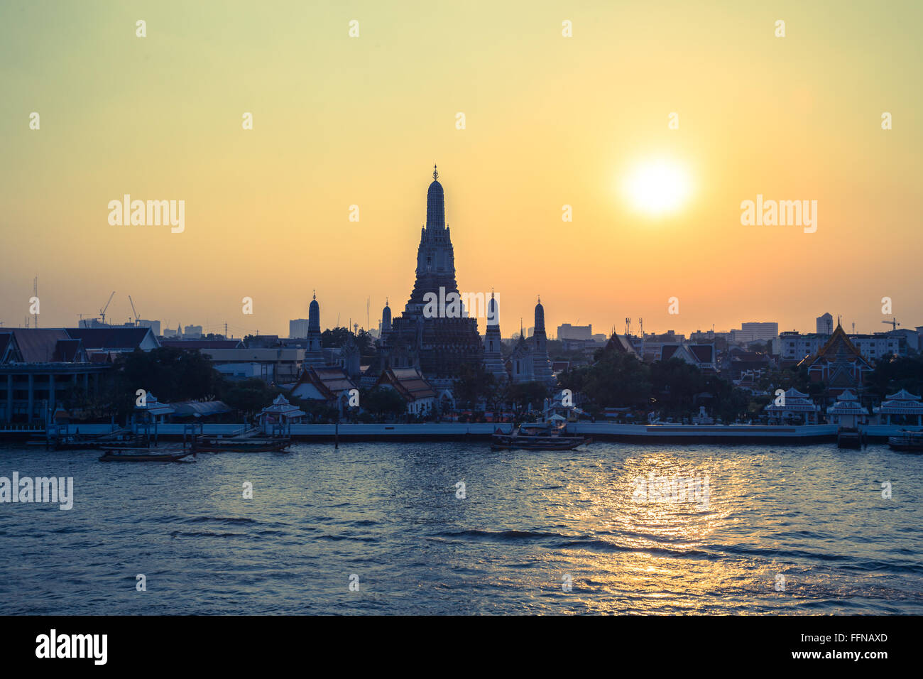 Wat Arun temple Silhouette Thailand Bangkok at sunset Stock Photo - Alamy