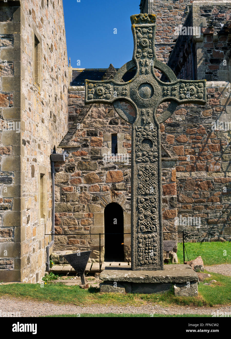 Iona Abbey, Argyll: replica C8th Celtic high cross & rebuilt C9th oratory on the traditional site of St Columba's original burial-place. Stock Photo