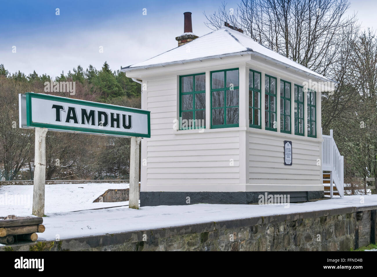 SPEYSIDE WAY OR WALK SIGNAL BOX ON THE OLD RAILWAY STATION AT TAMDHU WHISKY DISTILLERY IN THE SNOW SCOTLAND Stock Photo