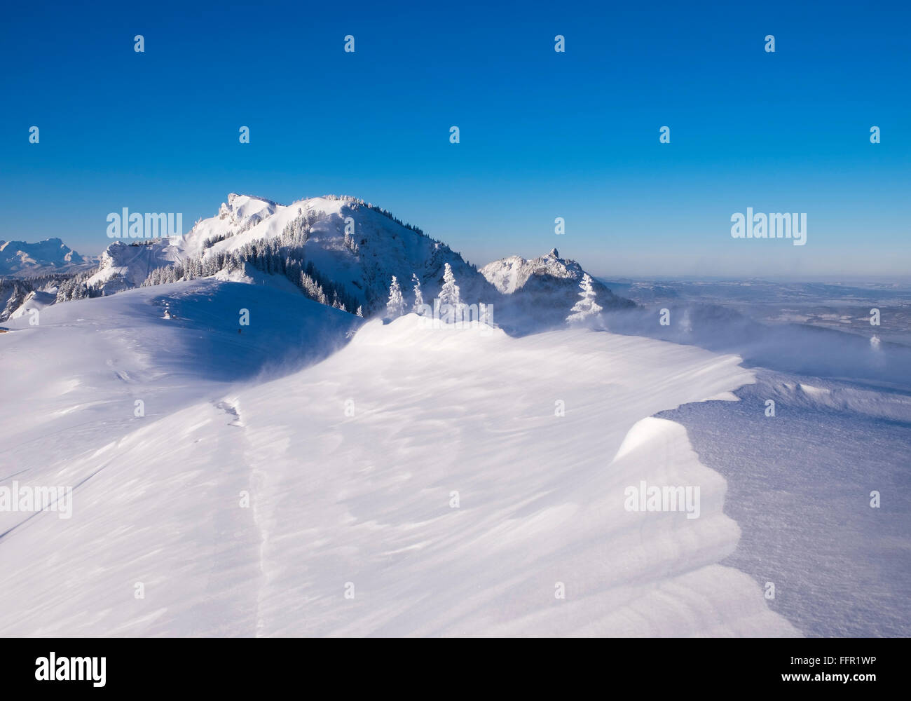 Wind, snowdrifts on Brauneck summit, Latschenkopf and Stangeneck behind, Lenggries, Isarwinkel, Bavarian Prealps, Upper Bavaria Stock Photo