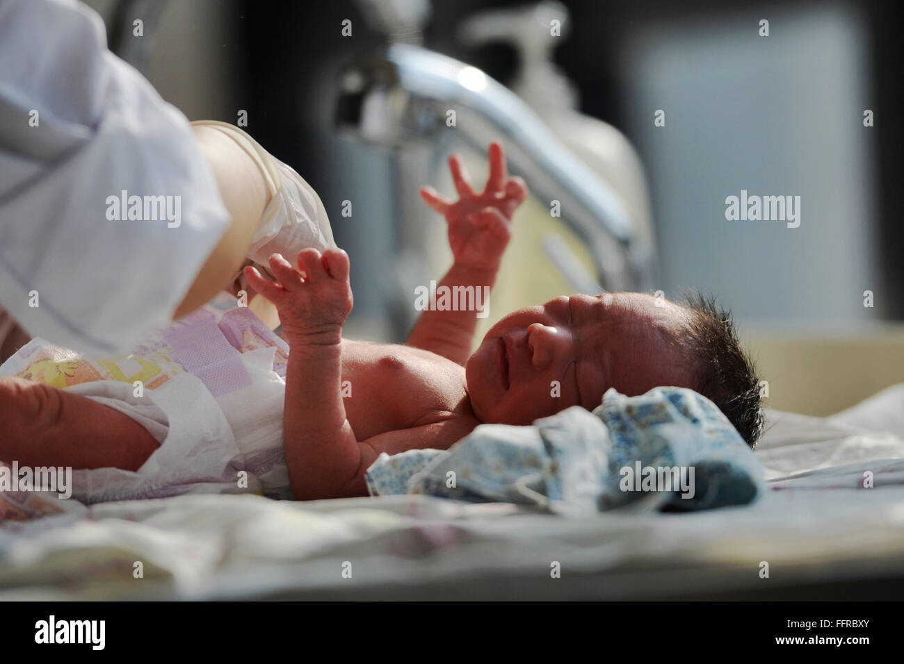 Baby bath hospital hires stock photography and images Alamy