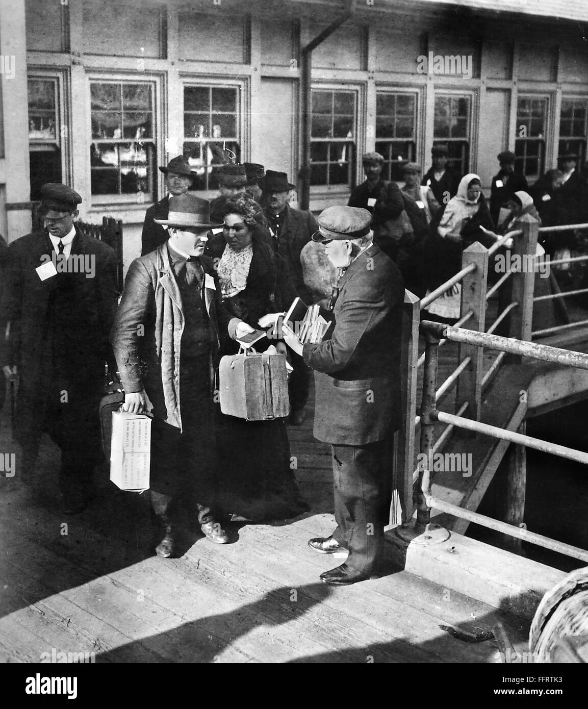 Находится в эмиграции. Бунин иван алексеевич в эмиграции. Русские эмигранты в париже 1920. Эмиграция выгоды. Социальная фотография льюис хайн.