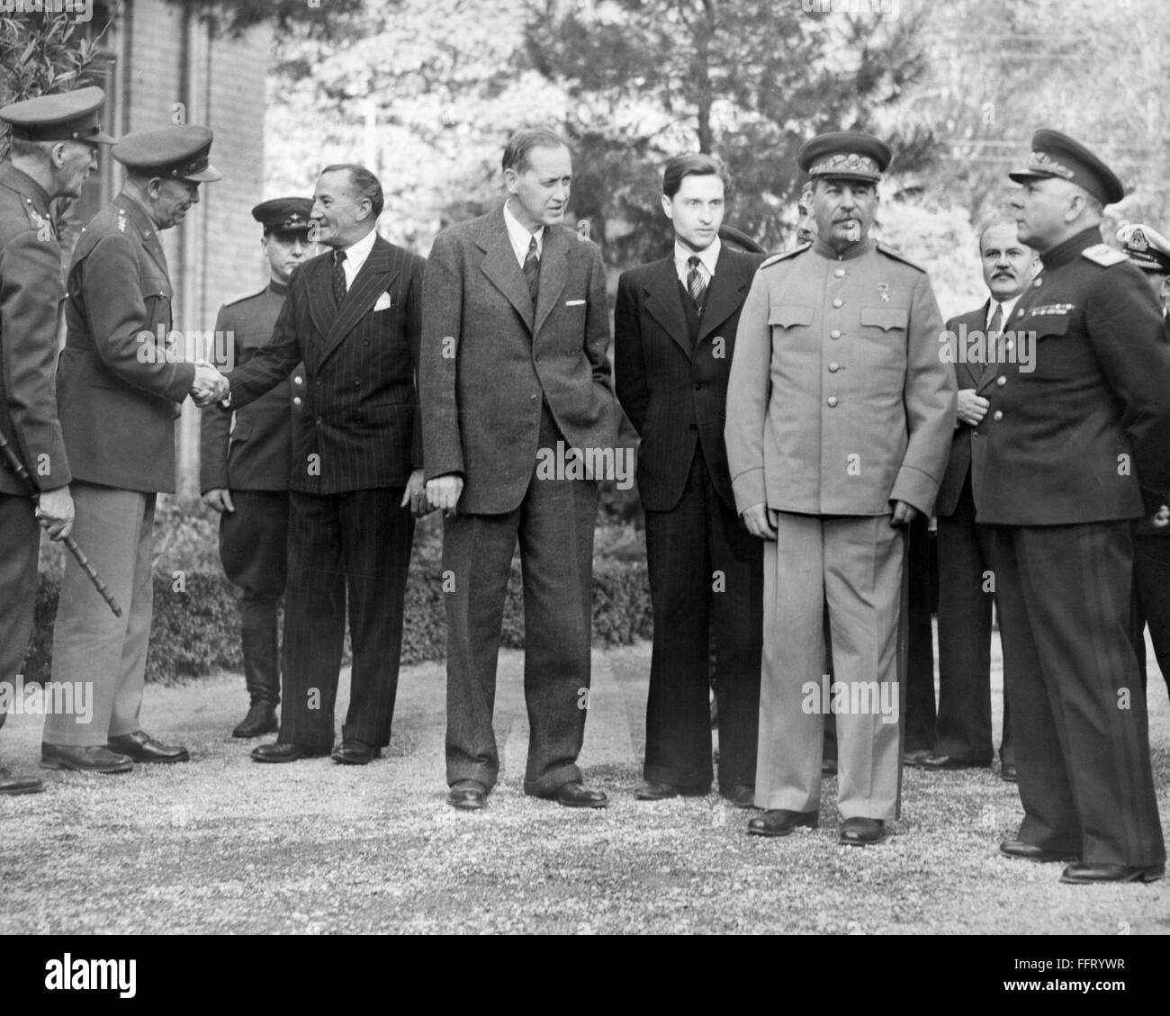 Photo Ancienne – Téhéran Iran – Général Marshall Serrant La Main – 1950s – Neuf
