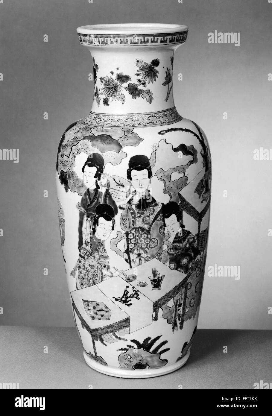 CHINA PORCELAIN VASE. /nChinese porcelain vase from the reign of