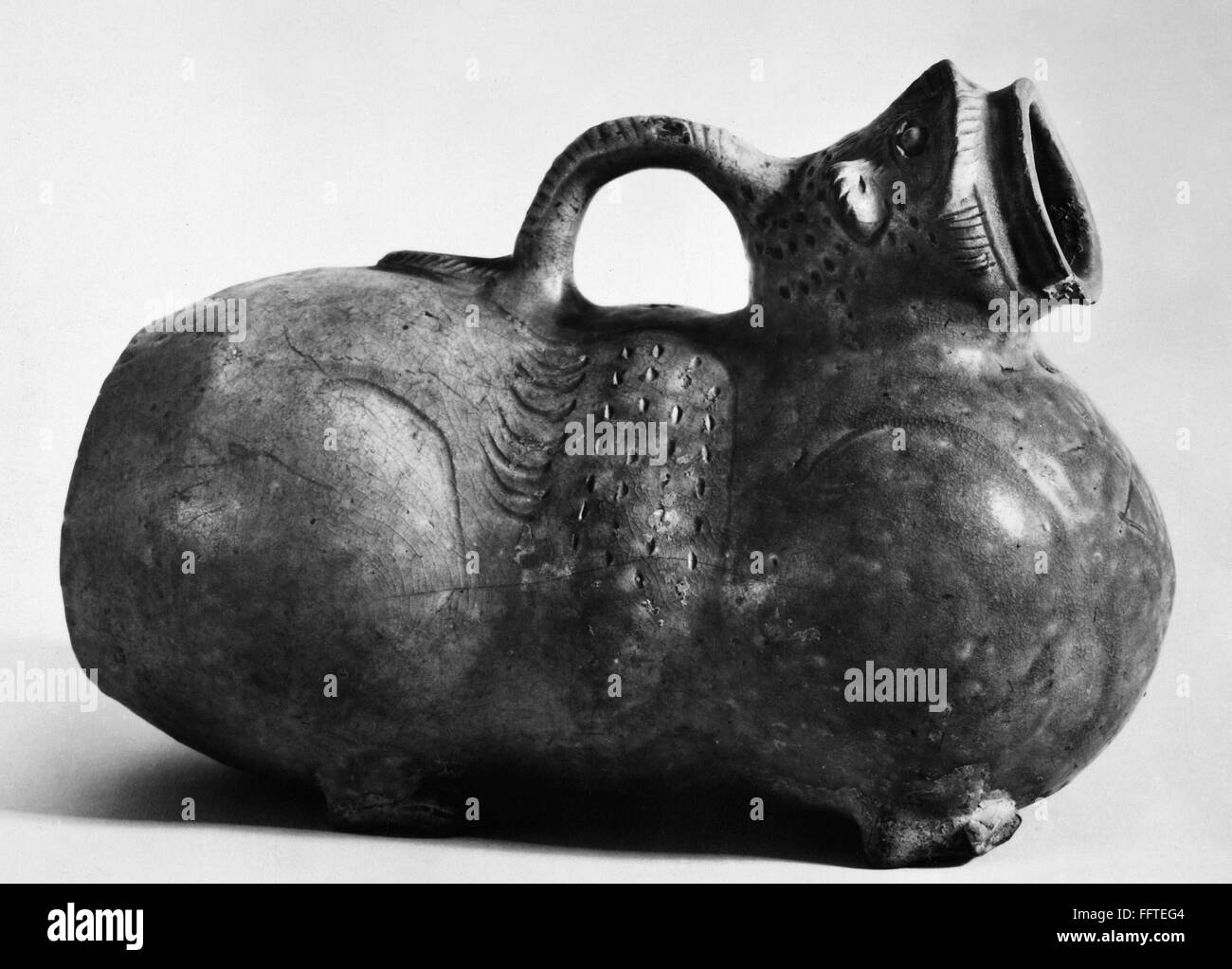 CHINA CHAMBER POT. /nCeladon chamber pot in the form of a tiger cub